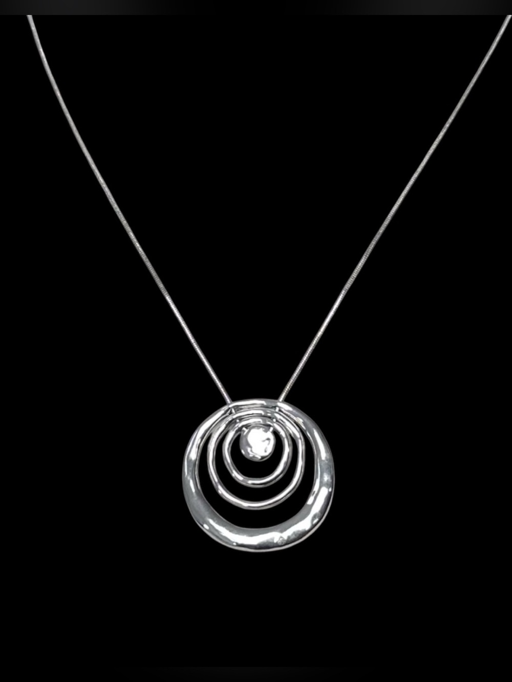 🤍 Silver Tone Concentric Circles Pendant Necklace